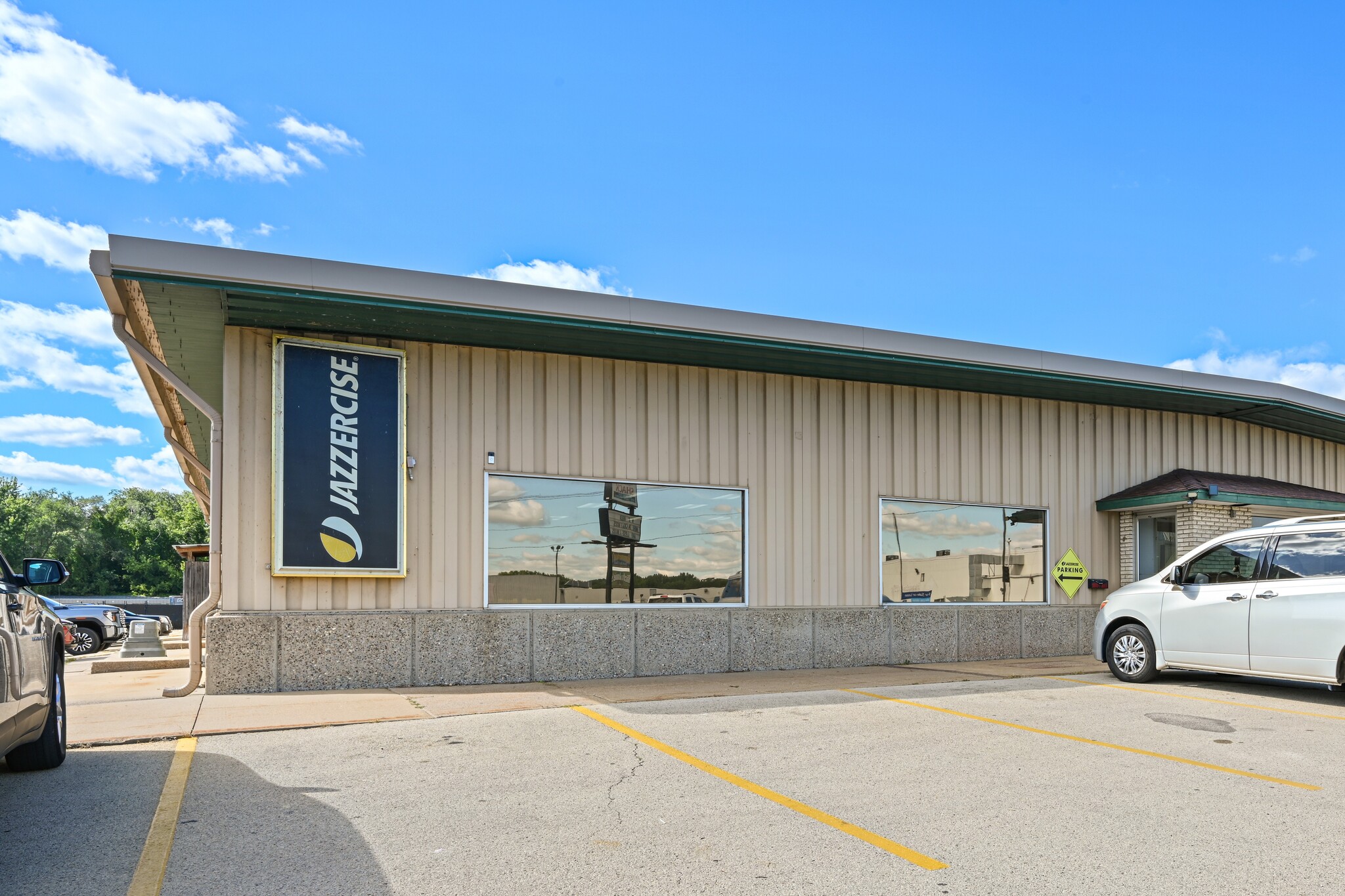 2095 Kerper Blvd, Dubuque, IA for lease Primary Photo- Image 1 of 17