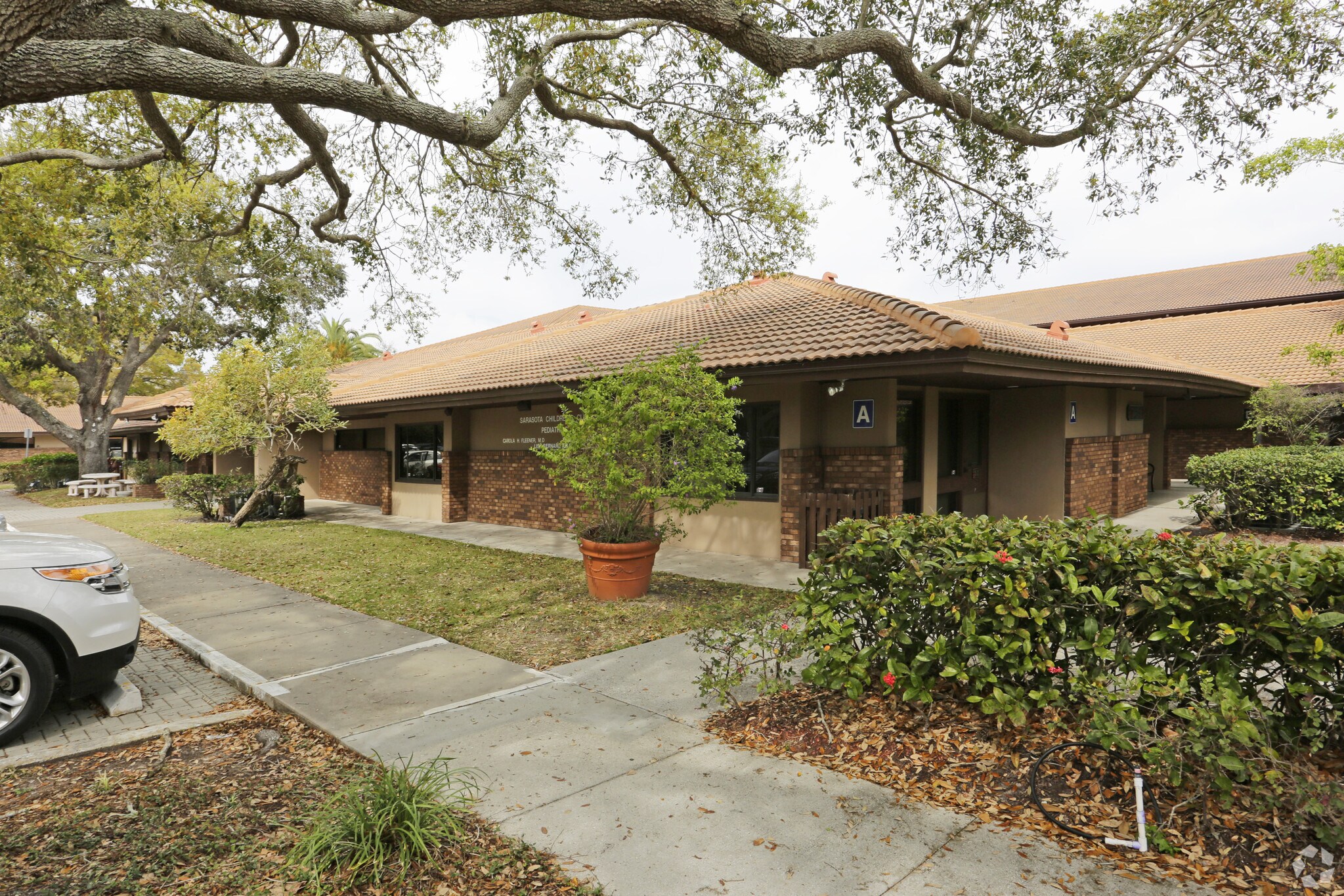 3920 Bee Ridge Rd, Sarasota, FL for sale Primary Photo- Image 1 of 1