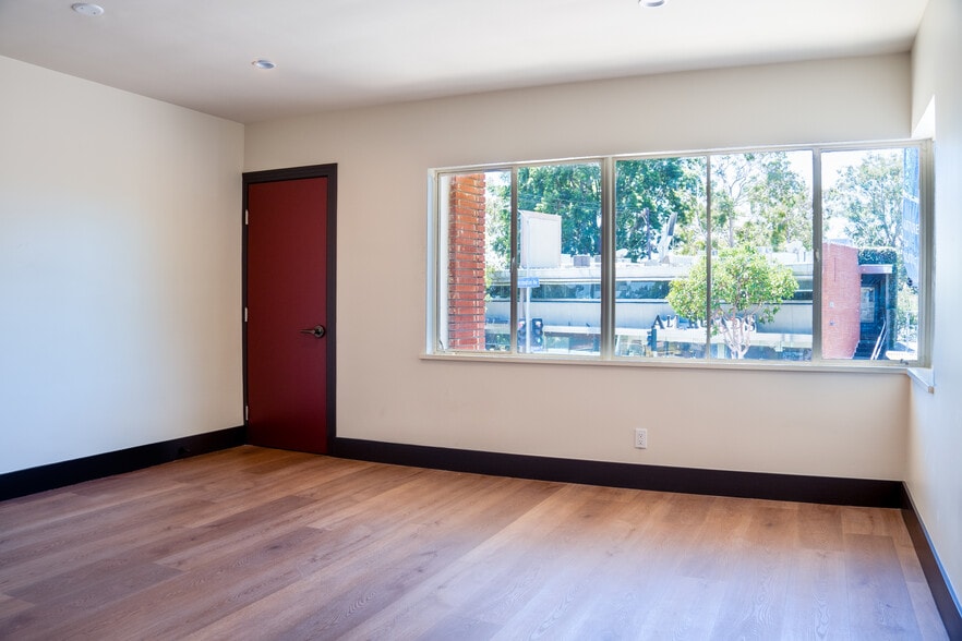 146-150 S Barrington Ave, Los Angeles, CA for lease - Interior Photo - Image 2 of 10