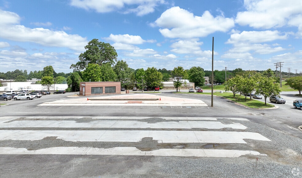 562 River Hwy, Mooresville, NC for lease - Primary Photo - Image 1 of 1