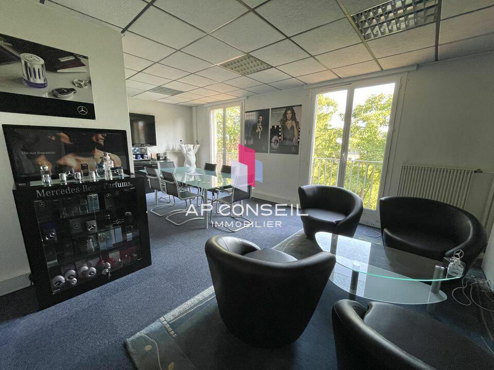 Office in Versailles for lease Interior Photo- Image 1 of 4