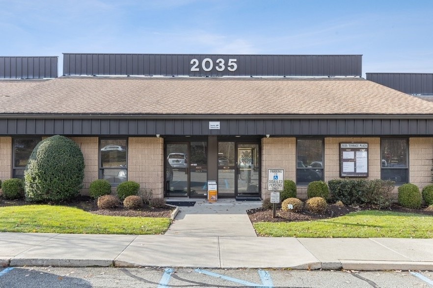 2035 Hamburg Tpke, Wayne, NJ for lease - Building Photo - Image 1 of 2