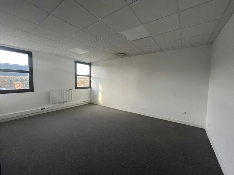 Office in Saint-Quentin for lease - Building Photo - Image 3 of 4