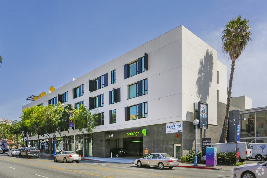8350-8358 Santa Monica Blvd, West Hollywood, CA for lease - Primary Photo - Image 2 of 40