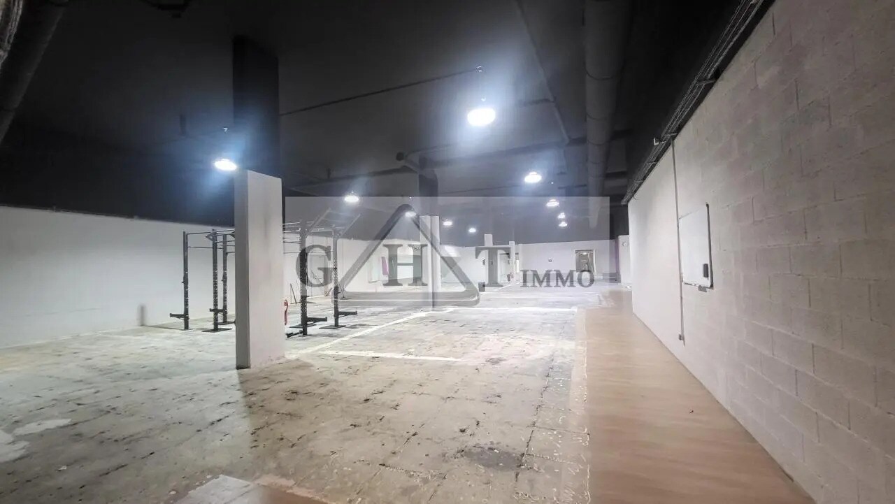 Industrial in SAINT-OUEN-L'AUMONE for sale Interior Photo- Image 1 of 3