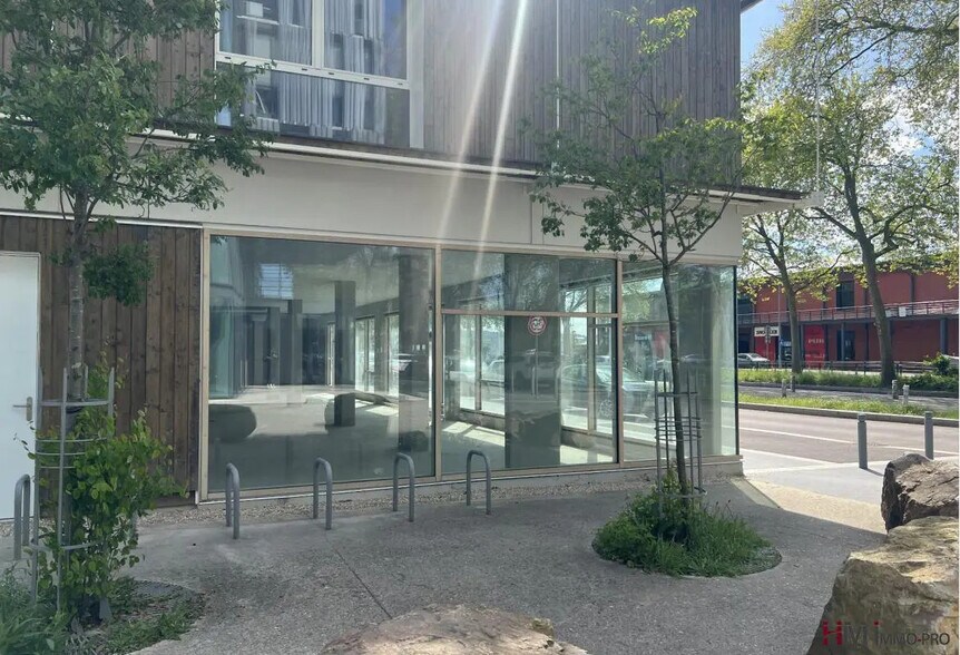 Retail in Rouen for sale - Building Photo - Image 1 of 5