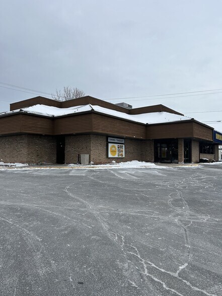 2010 W 9th Ave, Oshkosh, WI for lease - Building Photo - Image 2 of 2