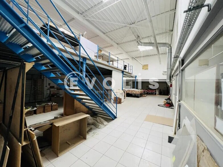 Flex in Saint-Thibault-des-Vignes for sale - Interior Photo - Image 2 of 9