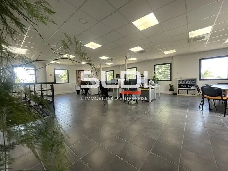 Flex in Saint-Priest for lease - Interior Photo - Image 1 of 2