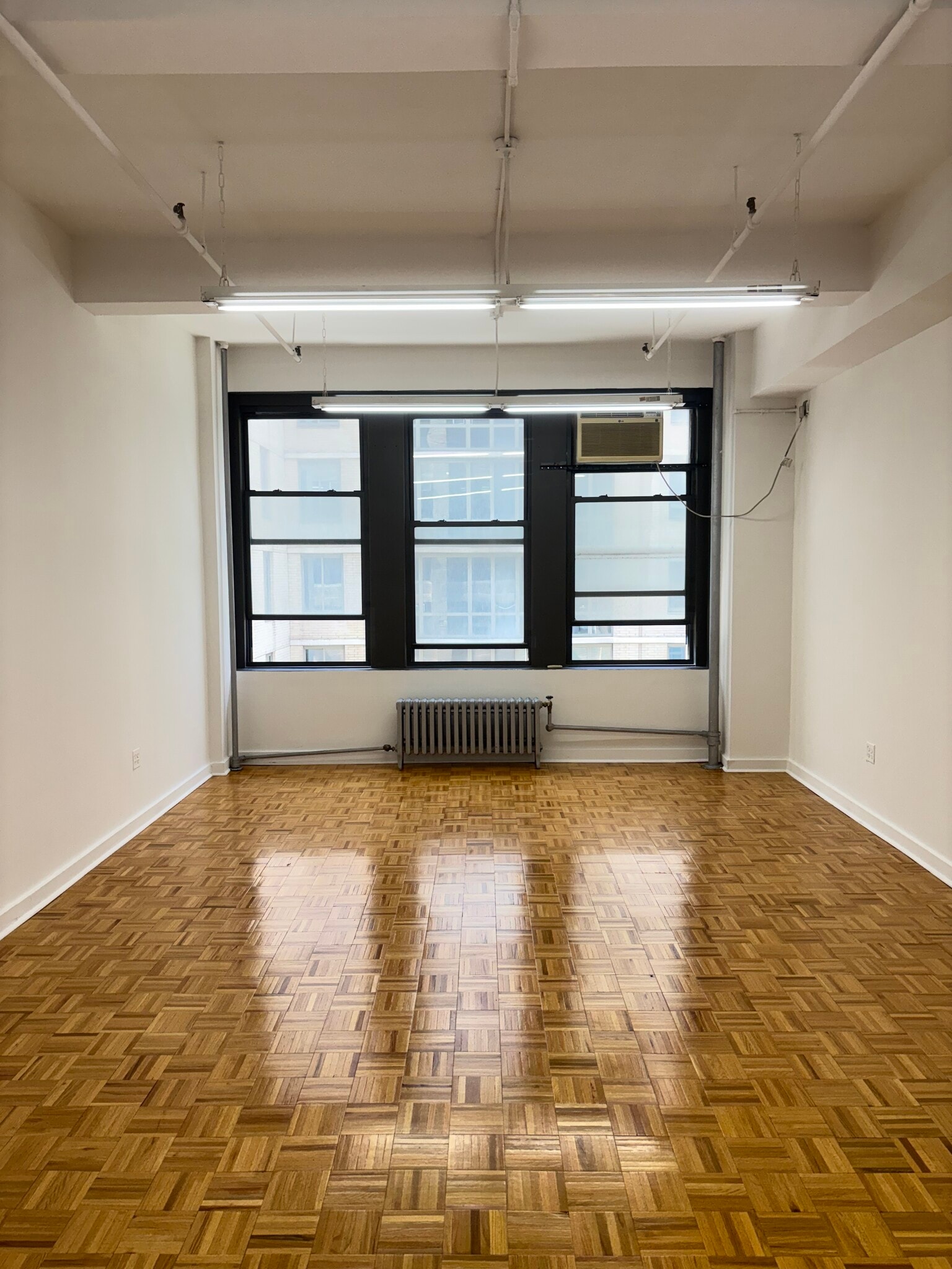 325 W 38th St, New York, NY for lease Interior Photo- Image 1 of 5