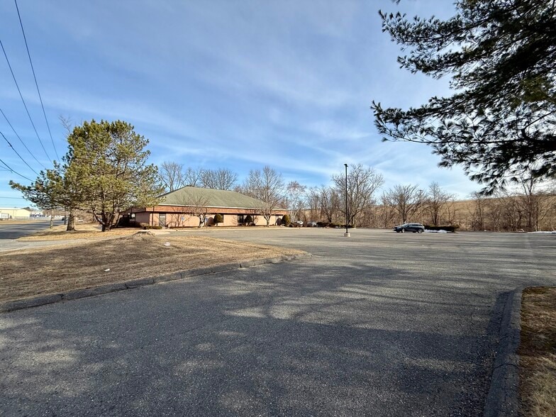 221 Industry Ave, Springfield, MA for lease - Building Photo - Image 3 of 24