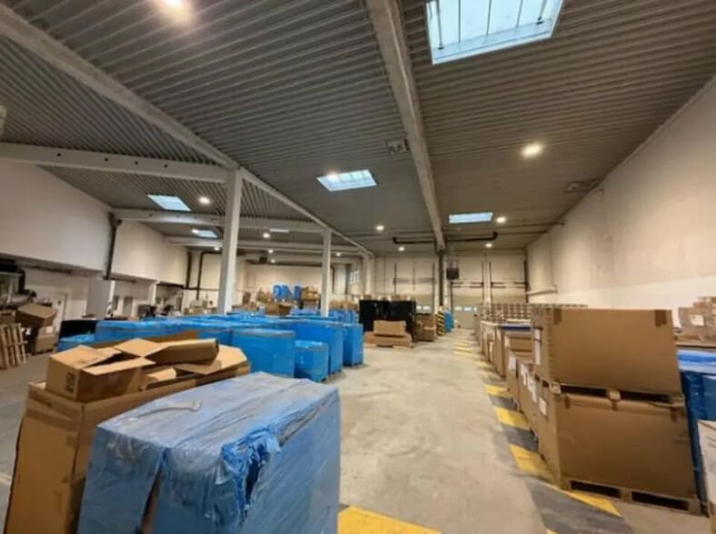 2 Rue Gustave Eiffel, Goussainville for lease - Interior Photo - Image 3 of 5