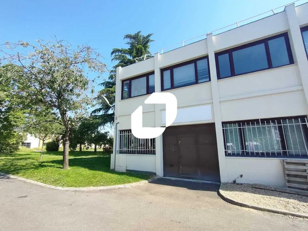 Office in Les Loges-en-Josas for lease Building Photo- Image 1 of 3