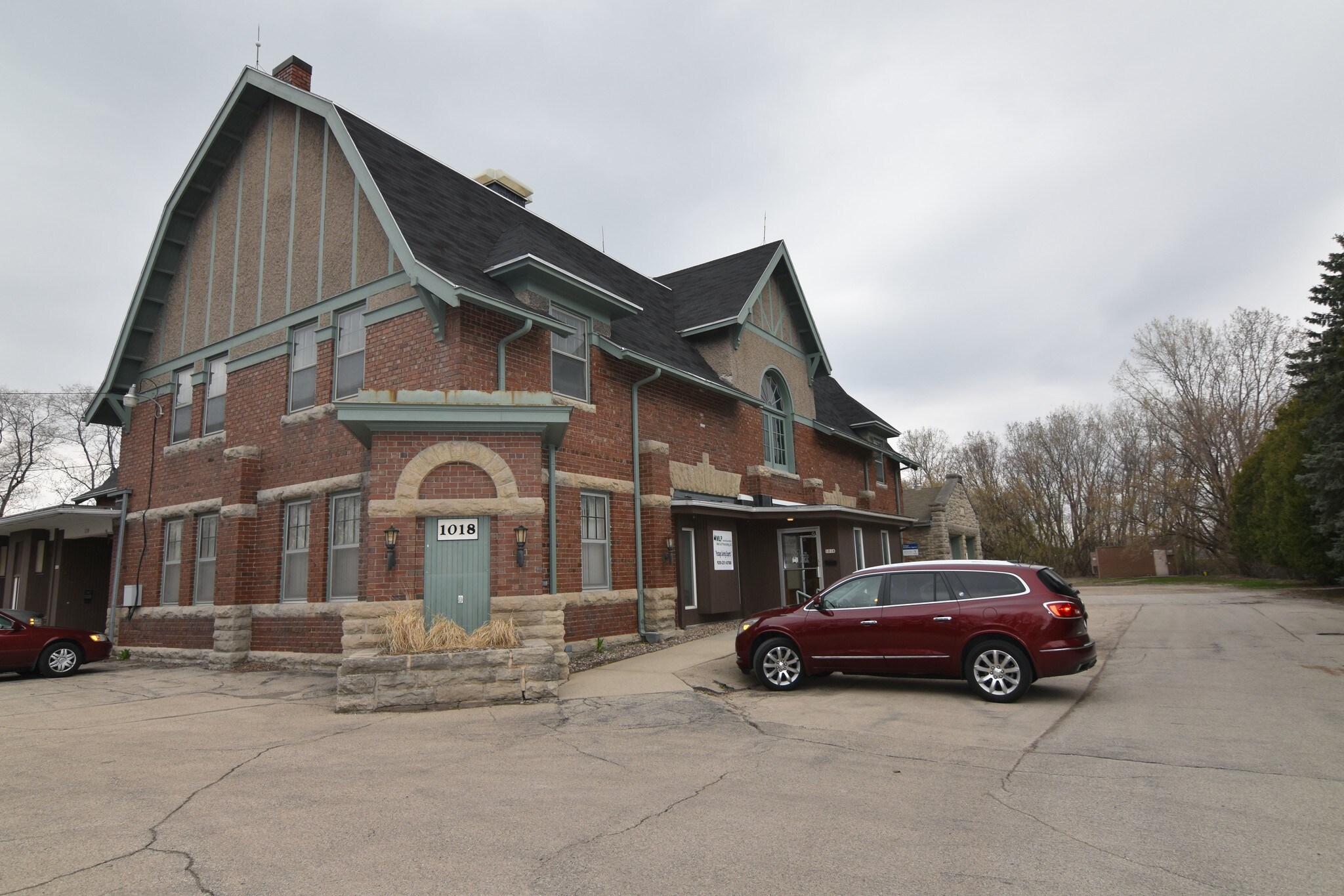 1018 W South Park Ave, Oshkosh, WI for sale Building Photo- Image 1 of 1