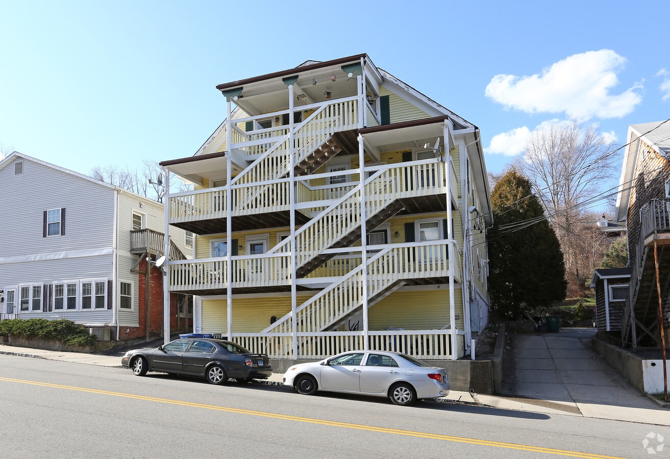 2832 Merchants Ave, Taftville, CT 06380