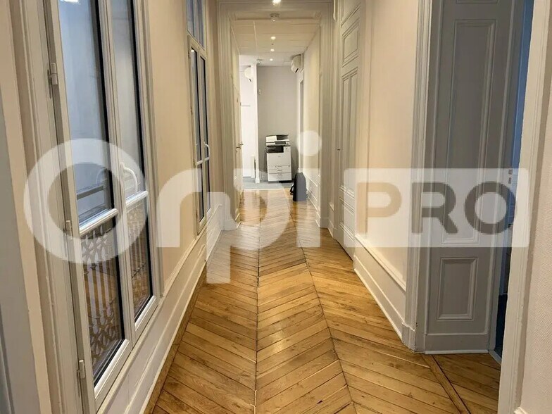 Office in Lyon for lease - Interior Photo - Image 3 of 5