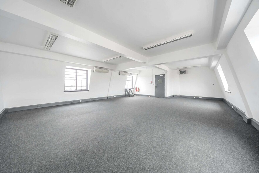 173-174 Upper St, London for lease - Interior Photo - Image 2 of 8