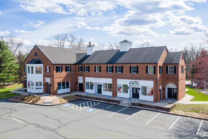 1051 Farmington Ave, Farmington, CT for lease - Building Photo - Image 1 of 17