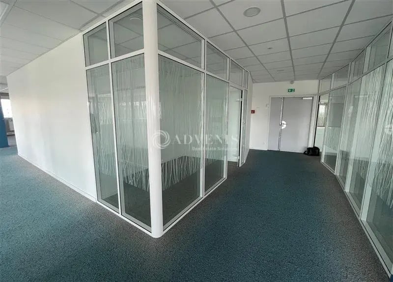 Office in Tremblay-en-France for lease - Interior Photo - Image 2 of 12