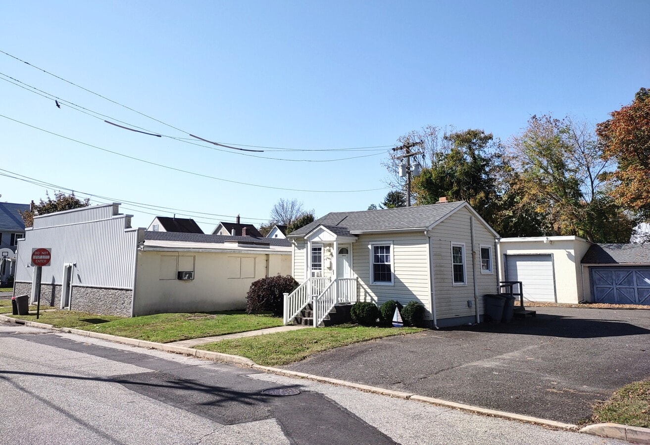 81 Egbert St, Pemberton, NJ 08068 Warehouse with home for sale