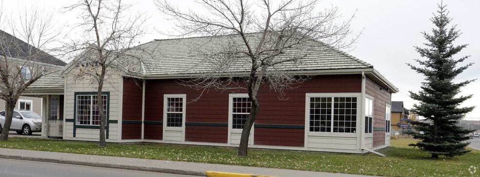 305 1st St E, Cochrane, AB for lease - Building Photo - Image 3 of 3