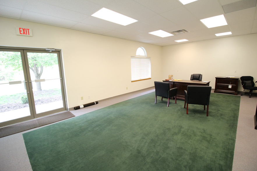 614-622 SE 4th St, Lees Summit, MO for lease - Interior Photo - Image 2 of 12