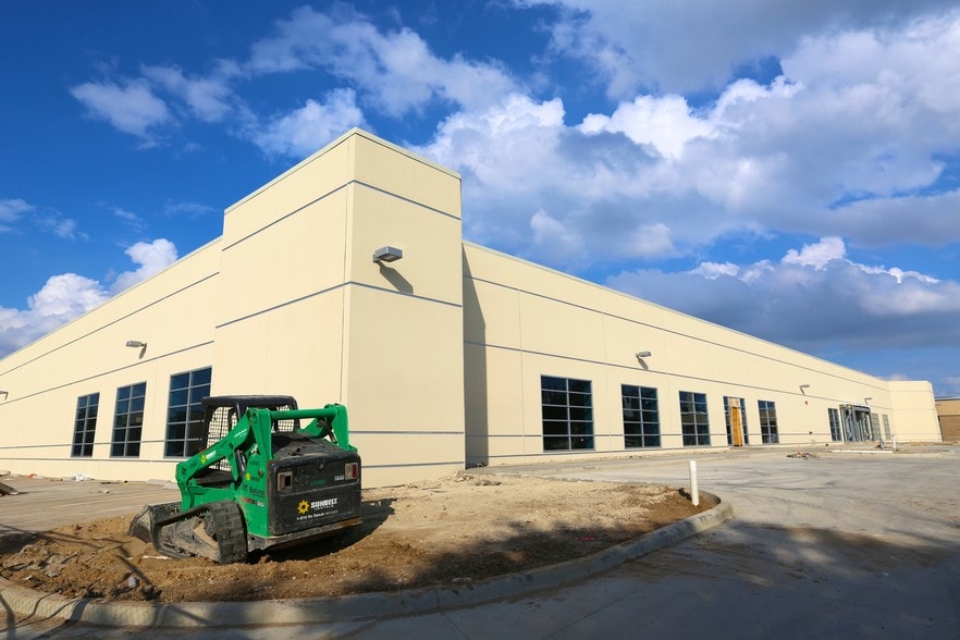 High Tech Manufacturing Complex portfolio of 4 properties for sale on LoopNet.com - Building Photo - Image 1 of 2