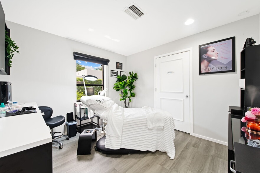 825-875 Meadows Rd, Boca Raton, FL for lease - Interior Photo - Image 2 of 27