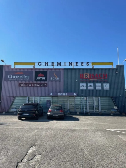 Retail in Saint-Bonnet-de-Mure for lease - Building Photo - Image 1 of 3