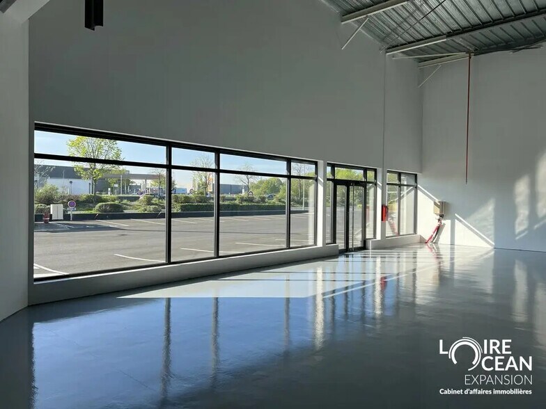 Retail in Angers for lease - Interior Photo - Image 1 of 5