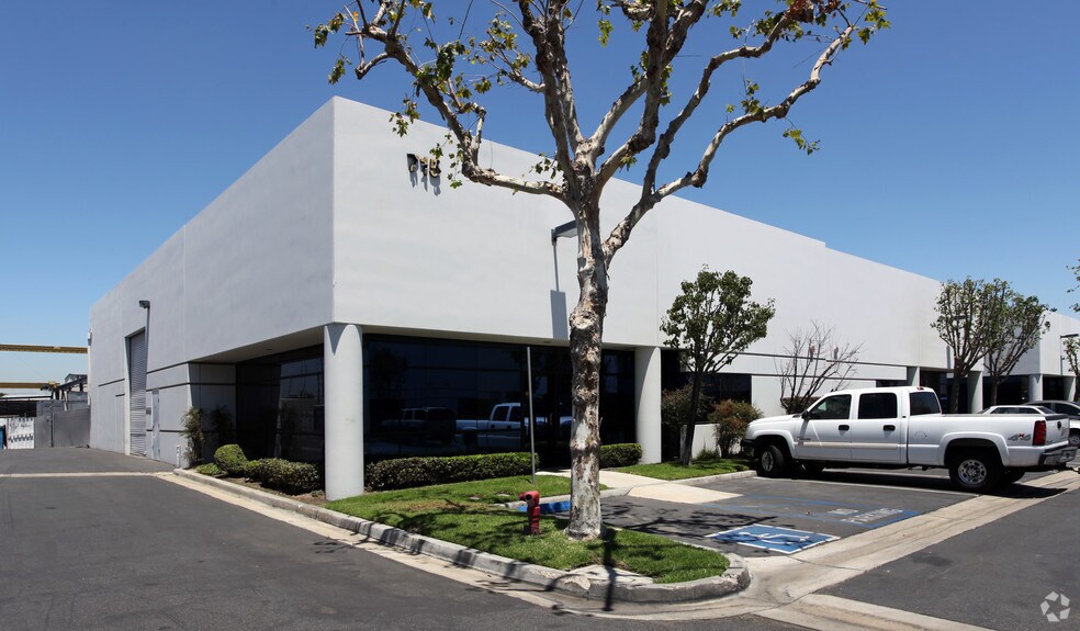 715 E Debra Ln, Anaheim, CA for lease - Building Photo - Image 3 of 5