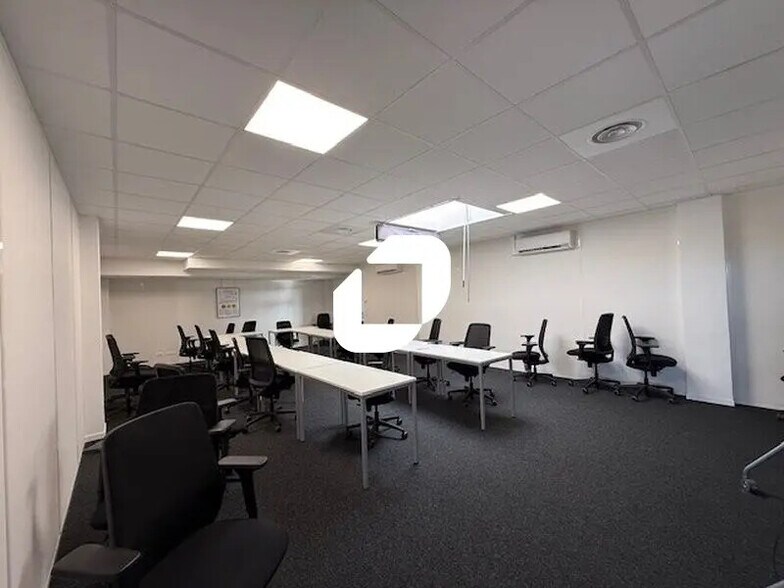 Office in SAINT-OUEN-L'AUMONE for lease - Interior Photo - Image 1 of 18