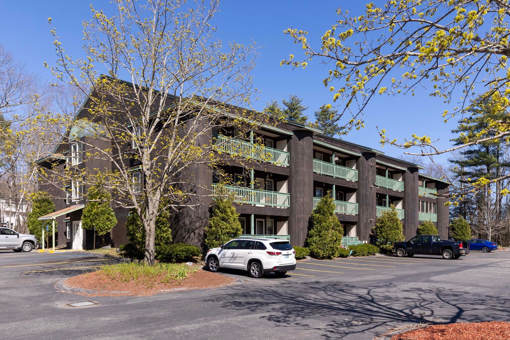 40 Route 27, Raymond, NH 03077 Sunview Apartments