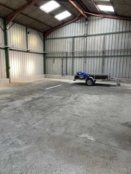 Flex in Villers-sous-Saint-Leu for lease - Building Photo - Image 1 of 7