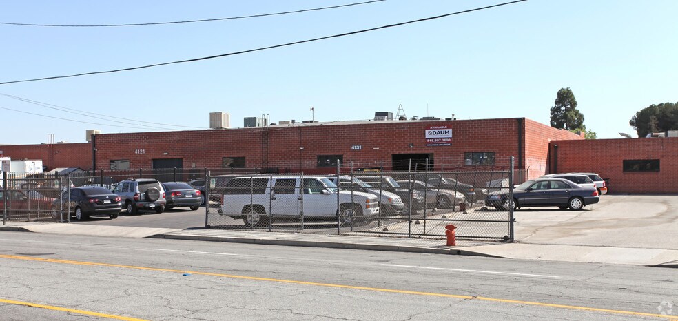 4121-4131 Vanowen Pl, Burbank, CA for lease - Primary Photo - Image 1 of 7