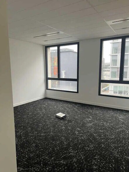 7 Rue Stephenson, Montigny-le-Bretonneux for sale - Interior Photo - Image 2 of 7