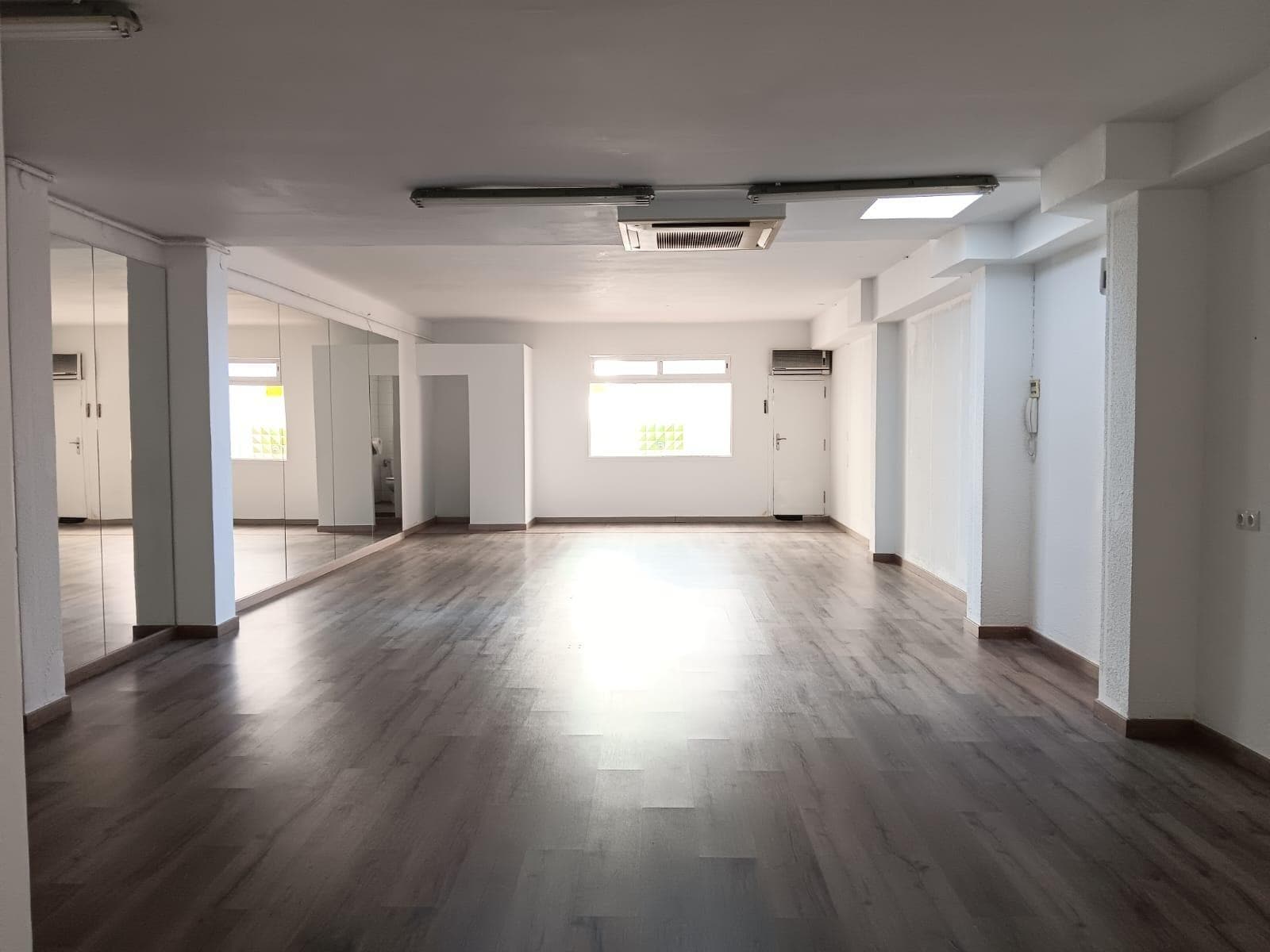 Retail in Barcelona, Barcelona for lease Interior Photo- Image 1 of 15
