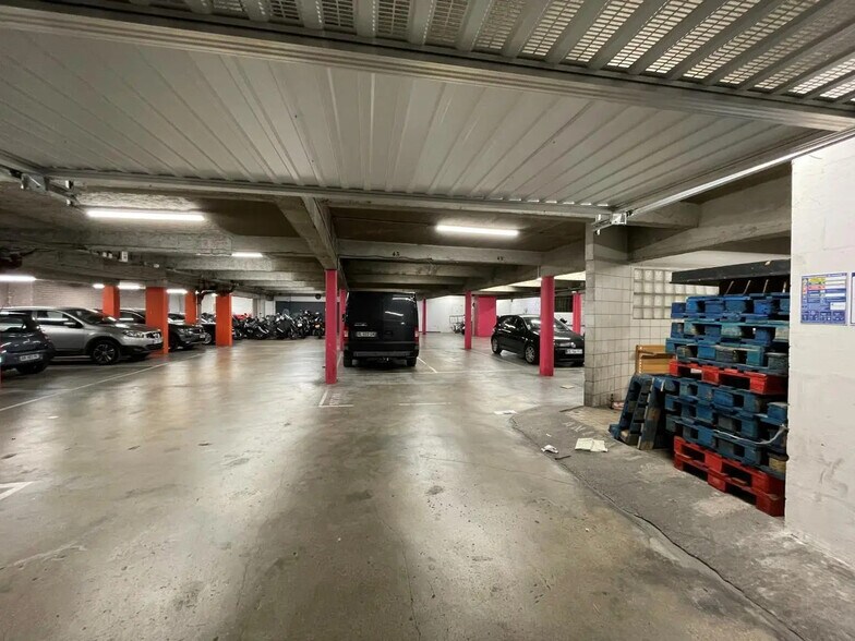 Flex in Chaville for lease - Building Photo - Image 3 of 5