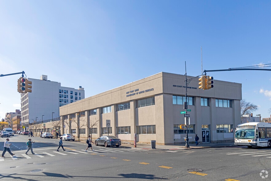 696 E Fordham Rd, Bronx, NY for lease - Primary Photo - Image 1 of 10