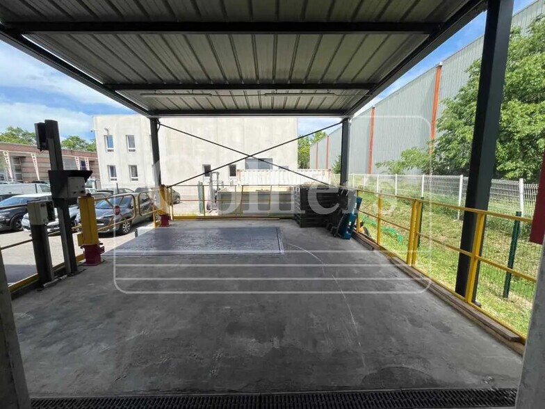 Flex in Vitrolles for sale - Building Photo - Image 2 of 4