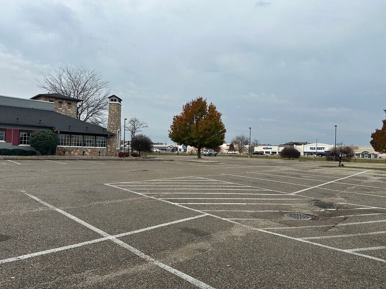 3015 W Shore Dr, Holland, MI for sale - Building Photo - Image 3 of 17