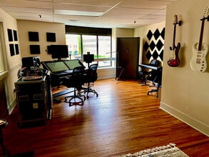 37 W Putnam Ave, Greenwich, CT for lease Interior Photo- Image 1 of 16