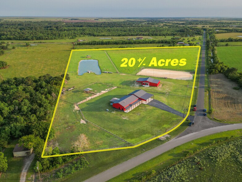 1402 Eagle Ferry Rd, Anahuac, TX for sale - Primary Photo - Image 1 of 22