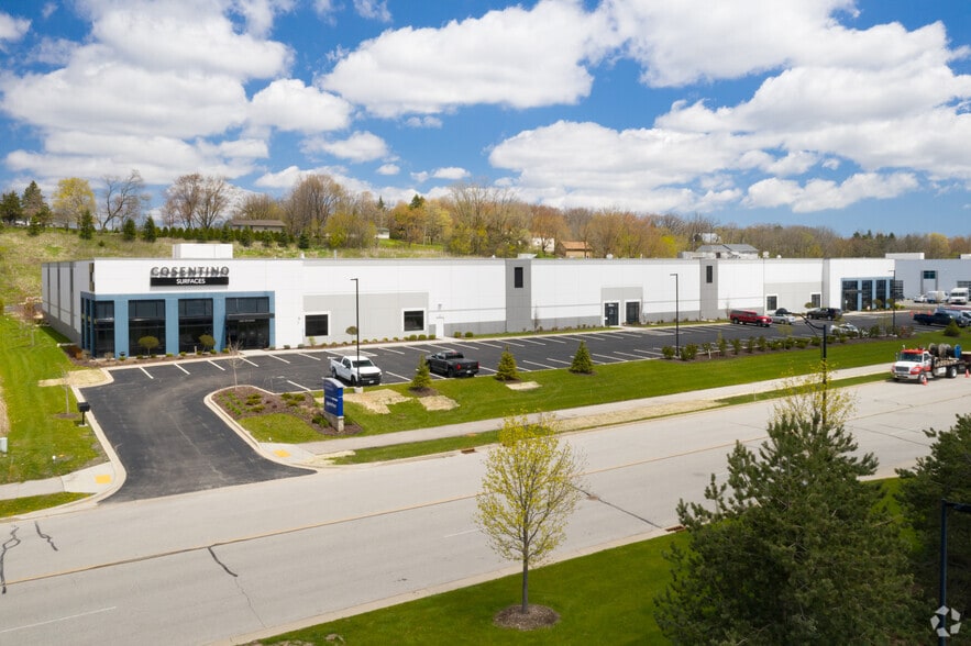 S64W15620 Commerce Center Pkwy, Muskego, WI for sale - Primary Photo - Image 1 of 1