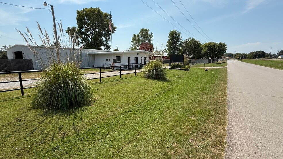 710 Industrial Rd, Bristow, OK for sale - Building Photo - Image 2 of 8