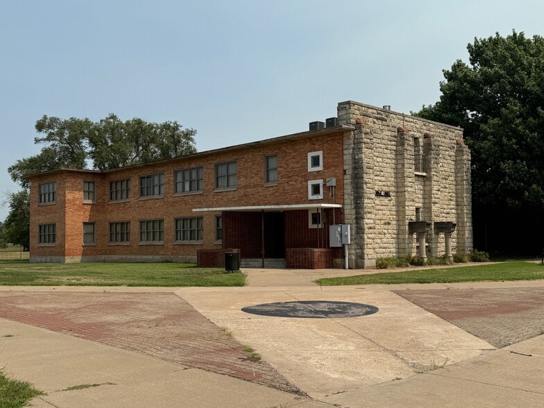 110 W Otis Ave, Salina, KS for sale - Building Photo - Image 3 of 8