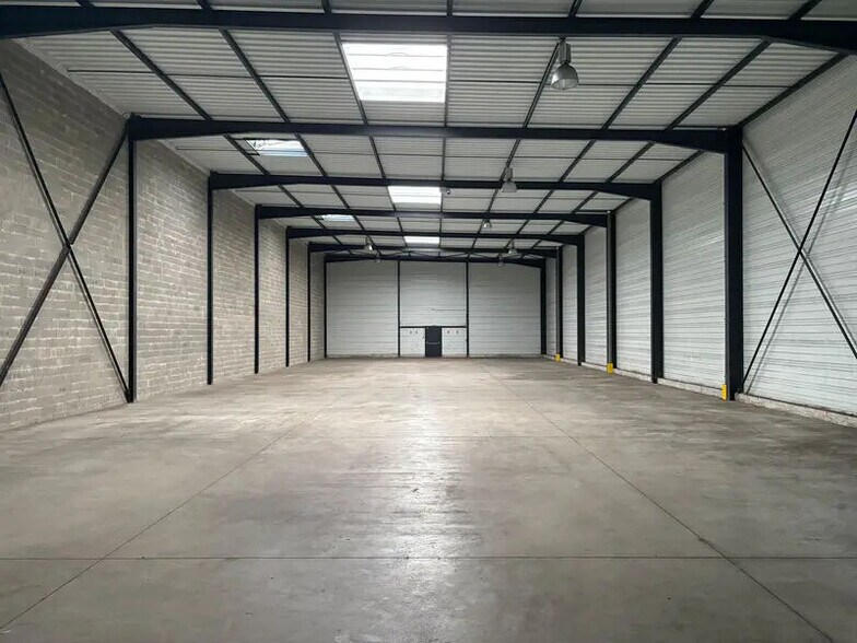 Flex in Gleizé for lease - Interior Photo - Image 3 of 5