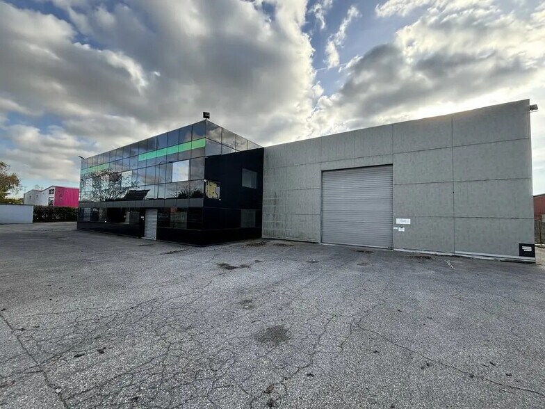 Office in Vaulx-en-Velin for lease - Building Photo - Image 1 of 12