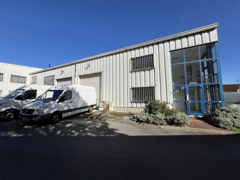 Flex in Pierrefitte-Sur-Seine for lease - Building Photo - Image 1 of 4