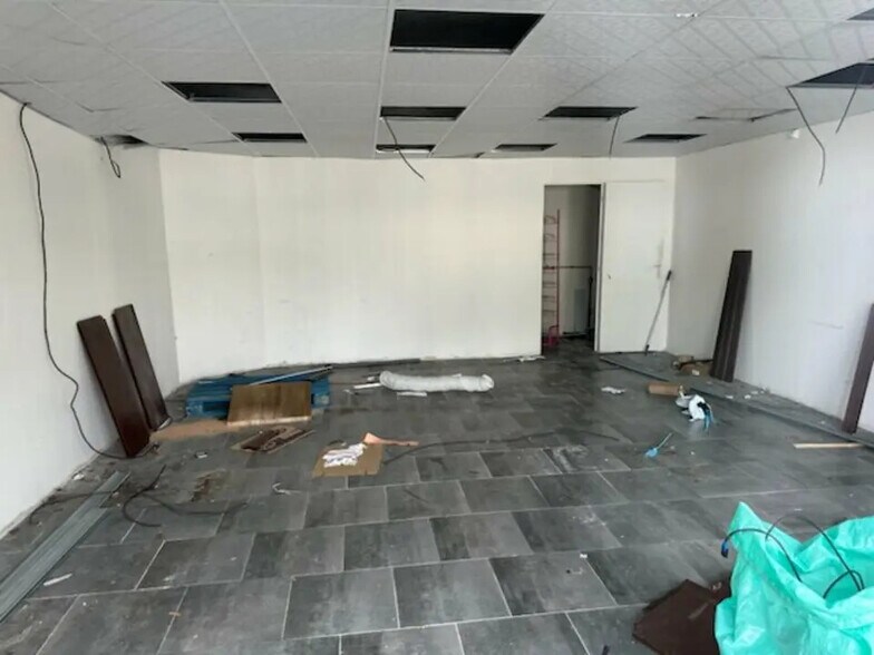 Retail in Montgeron for lease - Interior Photo - Image 3 of 5
